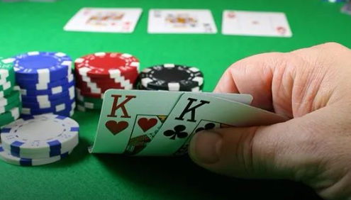 hhpoker俱乐部教学：KK遇到“臭手”荷官在翻牌圈发出A，怂还是干？